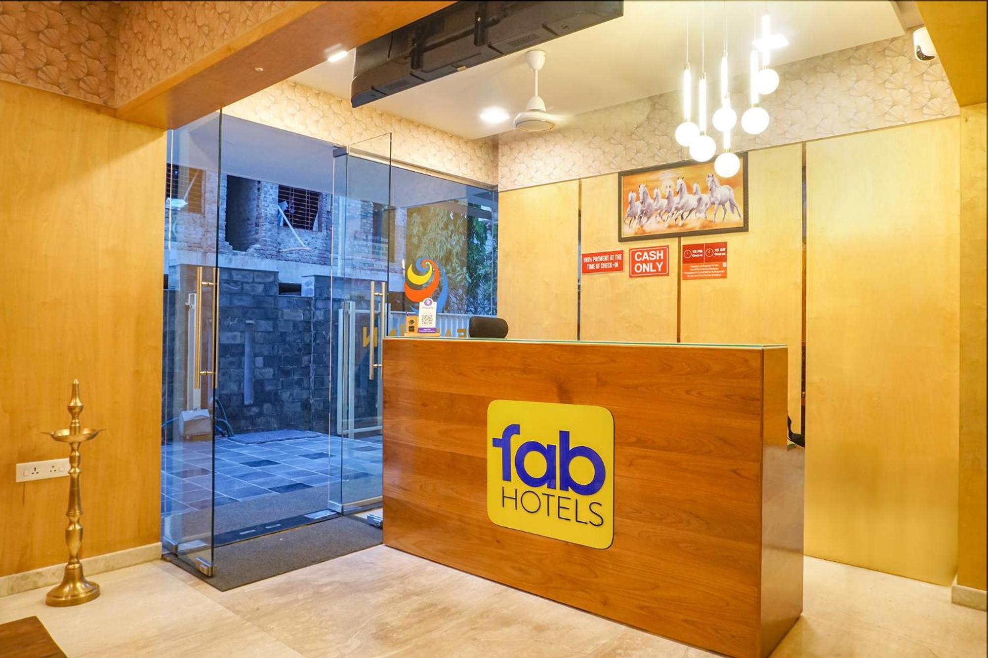Hotel Fabhotel Executive Pearl - Nr Twin Tower